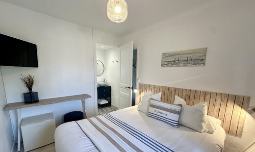 Hôtel famille à Saint-Raphaël : une chambre familiale pour 4 personnes