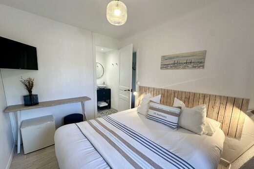 Hôtel famille à Saint-Raphaël : une chambre familiale pour 4 personnes