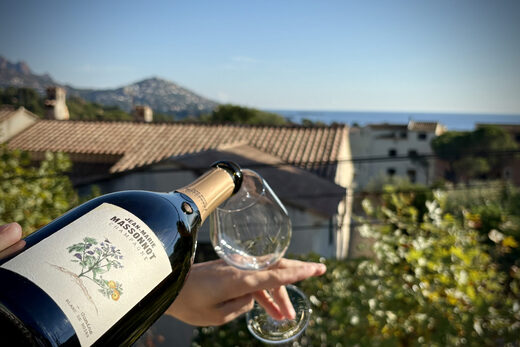 Bar à vin avec terrasse panoramique au Dramont, ouvert à tous