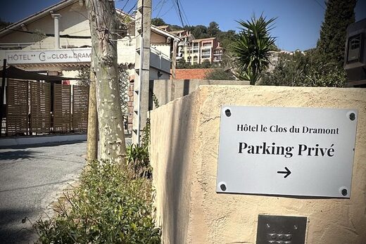 Hôtel moto sur la Côte d’Azur : un parking sécurisé au Dramont